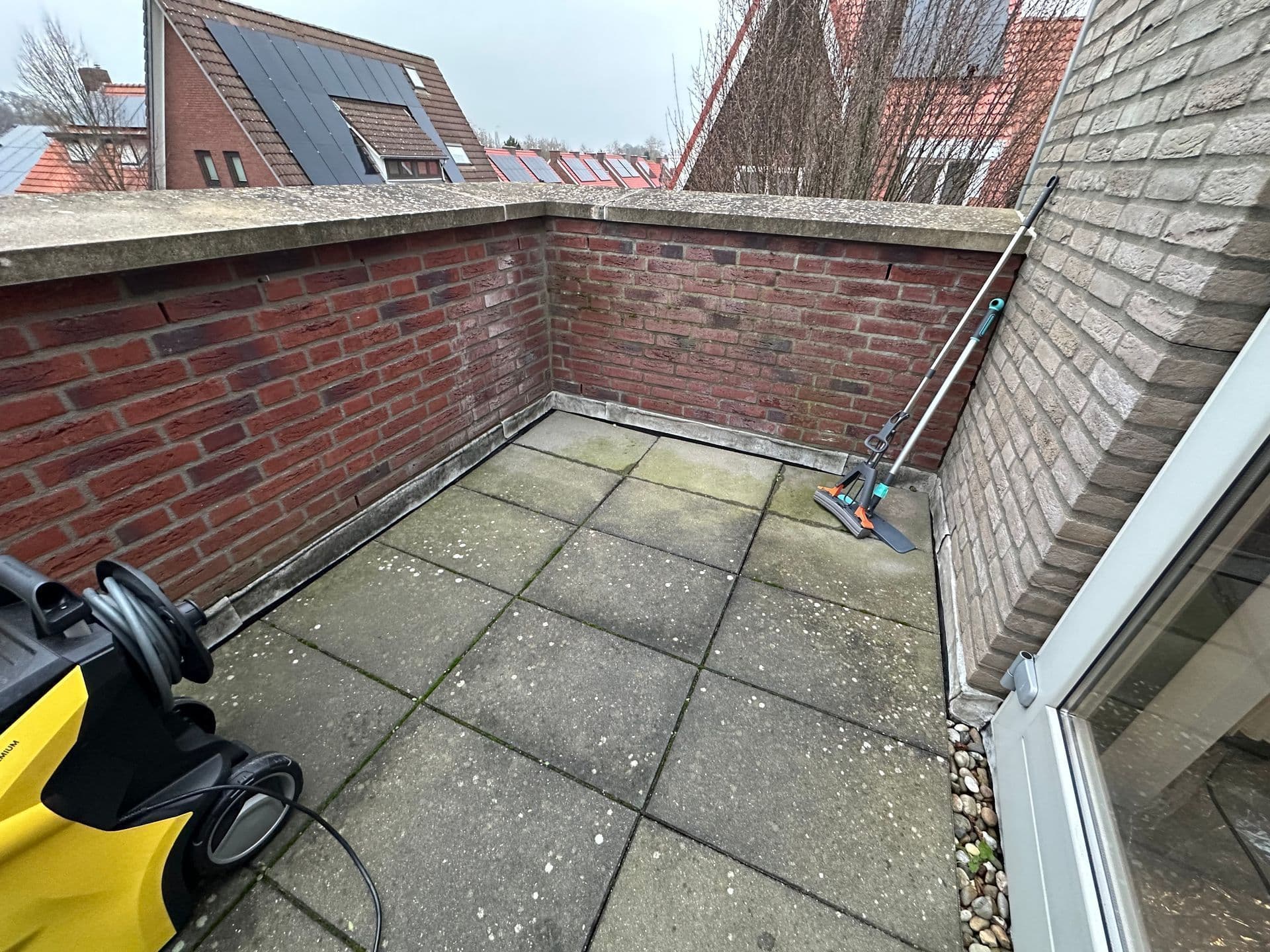 Oprit in Venlo met groene aanslag vóór hogedrukreiniging