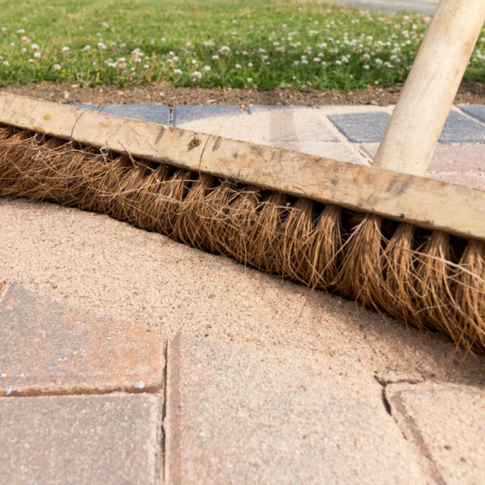Onkruidwerend zand aanbrengen na hogedrukreiniging in Venlo